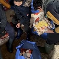 Alimente si dulciuri pentru Lois si familia sa