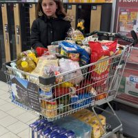 Un carucior plin cu alimente si o bucurie in suflet