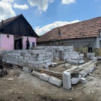 A inceput constructia unei case noi pentru Geani si familia lui