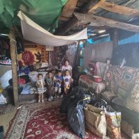 Monica, Madalina si familia Otelas au primit haine din partea unor oameni darnici