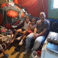 Alexandra, Carla si familia lor au primit alimente din partea donatorilor