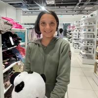 Raluca si Roxana Cozac au ales jucarii pentru ele si fratiorii lor, datorita voua
