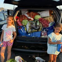 Din donatiile voastre am umplut masina cu alimente pentru Monica si Madalina Otelas si familia lor