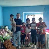 Un donator a oferit alimente familiei Alexandrei si Minervei