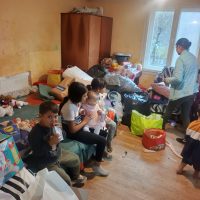 Andrei si Emilia au primit alimente, jucarii si alte lucruri necesare